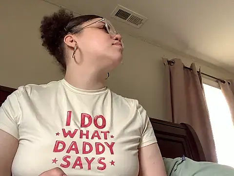 QueenNuttCollector online show from April 20, 6:11 pm