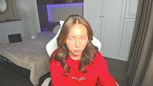 LilyRaisa online show from December 18, 11:37 am