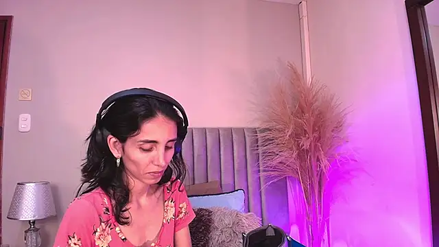 Snapshot of Nina_Cavaali chatting on September 8, 6:18 pm Nina Cavaali online show from September 8, 6:18 pm