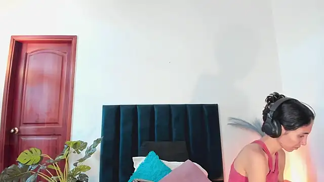 Snapshot of Nina_Cavaali chatting on October 15, 6:43 pm Nina Cavaali online show from October 15, 6:43 pm