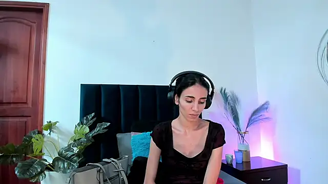 Snapshot of Nina_Cavaali chatting on October 10, 6:35 pm Nina Cavaali online show from October 10, 6:35 pm
