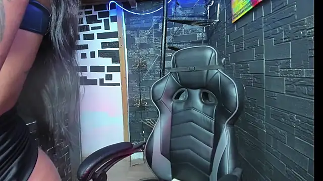 kissingdevil online show from November 18, 9:05 pm