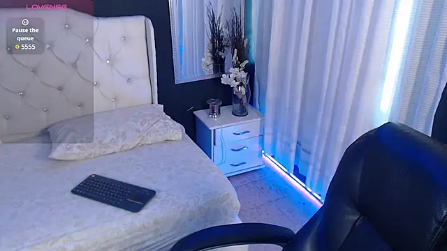 LiaVillalobos online show from October 3, 1:49 pm