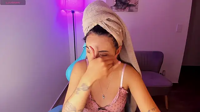 Emily Nicole online show from April 25, 1:52 am