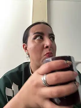 Abril Luv online show from February 4, 1:25 pm