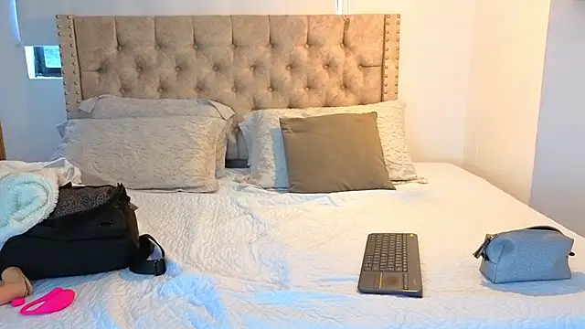 KeryHillson online show from December 2, 11:56 am