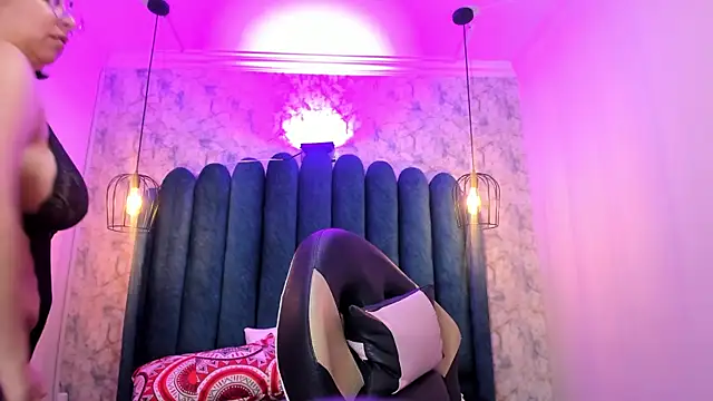 nalalye cruzz  online show from April 3, 2:31 am