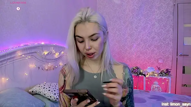 LillyMoure  online show from November 6, 12:27 am