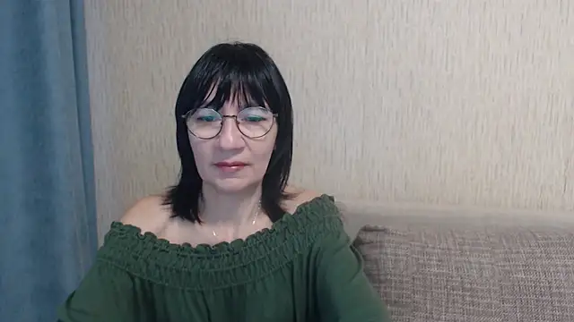 Snapshot of Erica95Bloom chatting on October 6, 7:14 am Erica95Bloom online show from October 6, 7:14 am