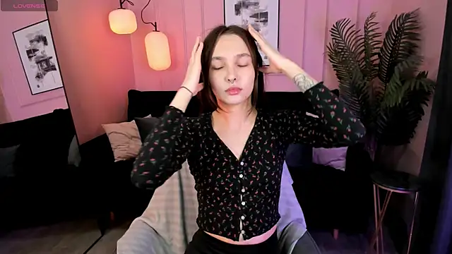 ChloeSunny online show from May 24, 6:01 am