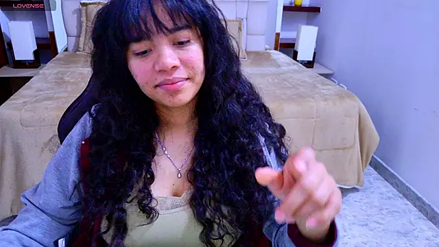 laureentt  online show from October 3, 3:44 am