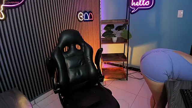 emily roberts1 online show from November 24, 5:42 am