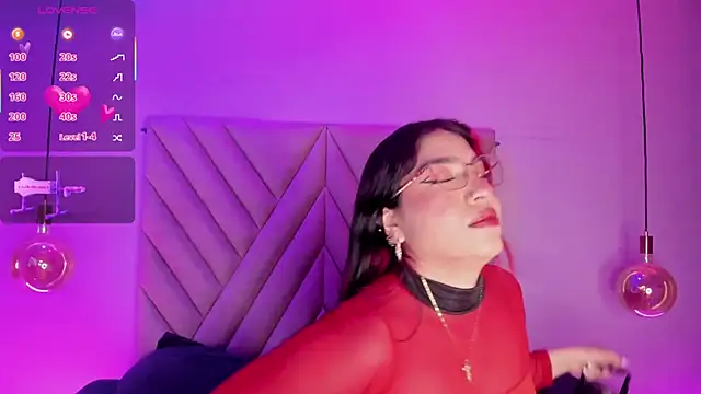 EmmaSwift  online show from December 2, 2:57 am