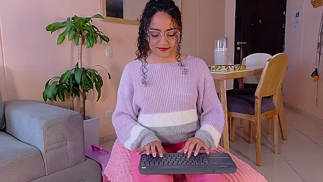 DAHLIA BROWNIE online show from April 23, 8:44 pm