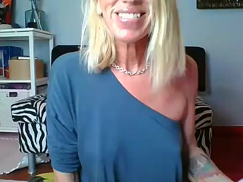 Snapshot of Weloveblue chatting on September 22, 9:52 am Weloveblue online show from September 22, 9:52 am