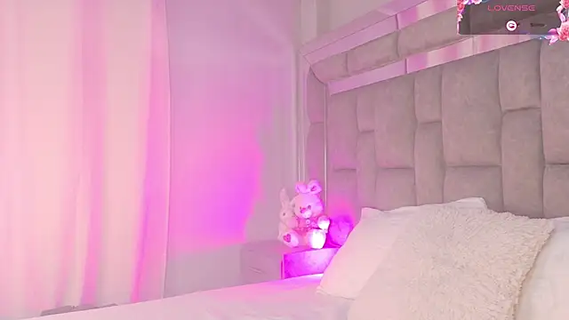 smiling  girl2 online show from October 14, 9:06 pm