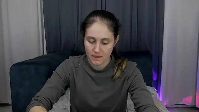 Holliy Cooper online show from April 24, 1:25 pm