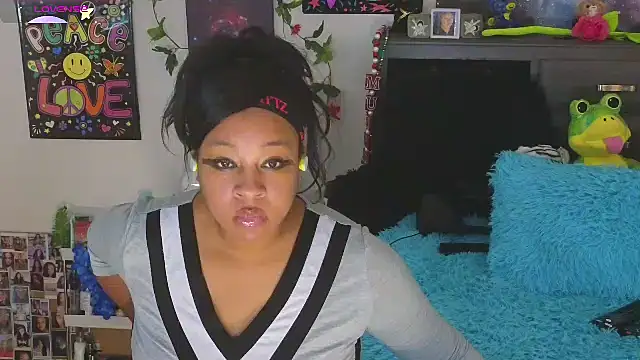Snapshot of temptressbeauty24 chatting on September 22, 2:21 am temptressbeauty24 online show from September 22, 2:21 am