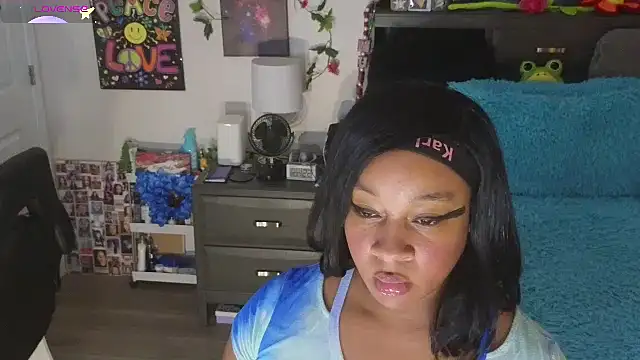 Snapshot of temptressbeauty24 chatting on September 23, 2:32 am temptressbeauty24 online show from September 23, 2:32 am