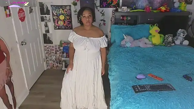 Snapshot of temptressbeauty24 chatting on October 8, 4:50 am temptressbeauty24 online show from October 8, 4:50 am