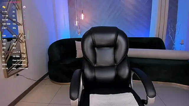 LizzHamilton   online show from October 15, 10:01 pm