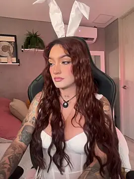 DaniDusan  online show from April 4, 9:02 pm