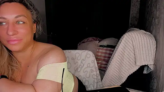 Snapshot of CumOnMy_Tits chatting on October 9, 12:48 am CumOnMy Tits online show from October 9, 12:48 am
